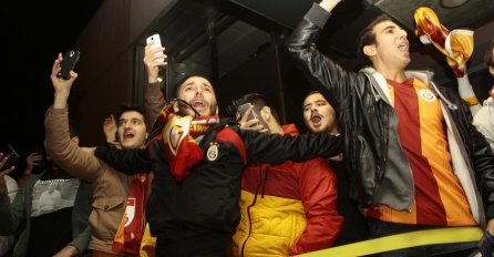 Ekipa Galatasaraya stigla u Sarajevo: Pjesma navijača i cvijeće na dočeku