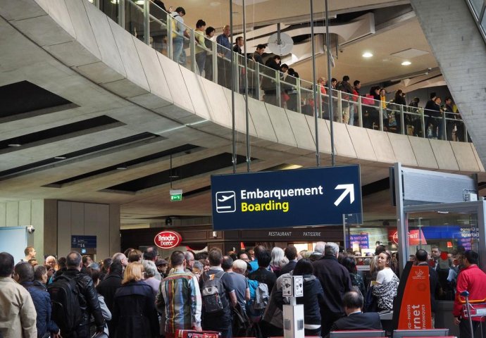 Gužve na aerodromima: Turisti napuštaju Pariz