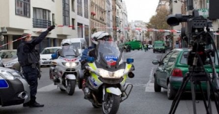 U TOKU POTJERA: Policija juri crni "seat" u vezi s napadima u Parizu