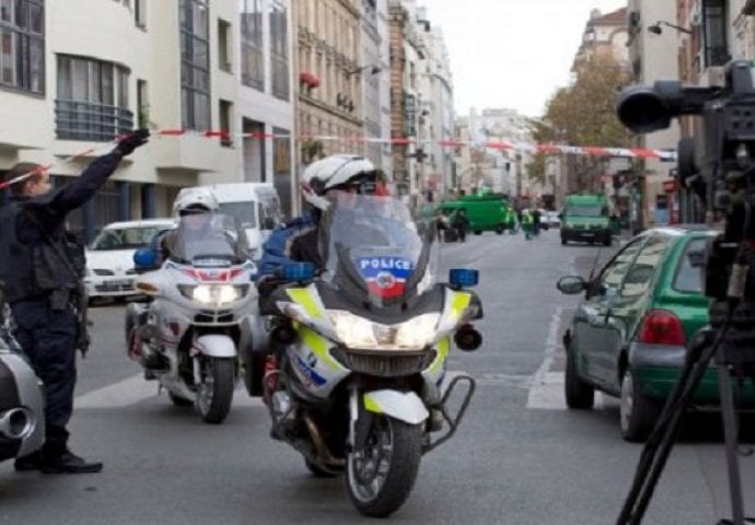 U TOKU POTJERA: Policija juri crni "seat" u vezi s napadima u Parizu