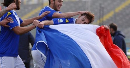 Postigao gol pa isti izuzetno emotivno proslavio sa francuskom zastavom
