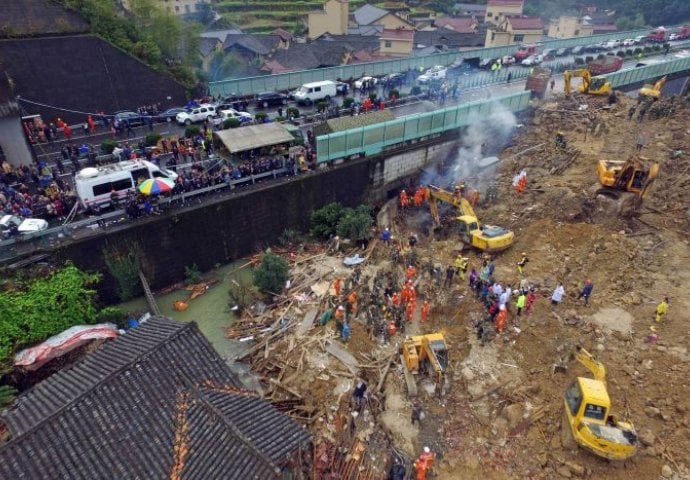 Raste broj stradalih u klizištu: Poginulo 25, nestalo 12 osoba