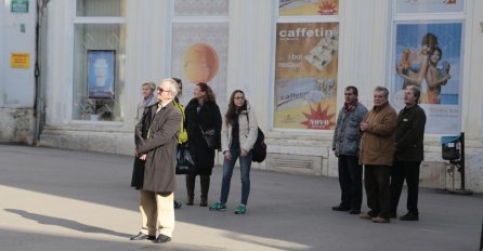 Građani Sarajeva tačno u podne odali počast stradalima u Parizu