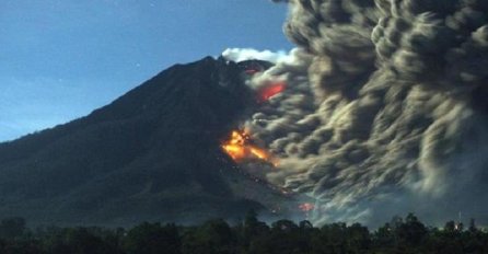  Mještani mirno posmatraju kako vulkan Sinabung izbacuje lavu