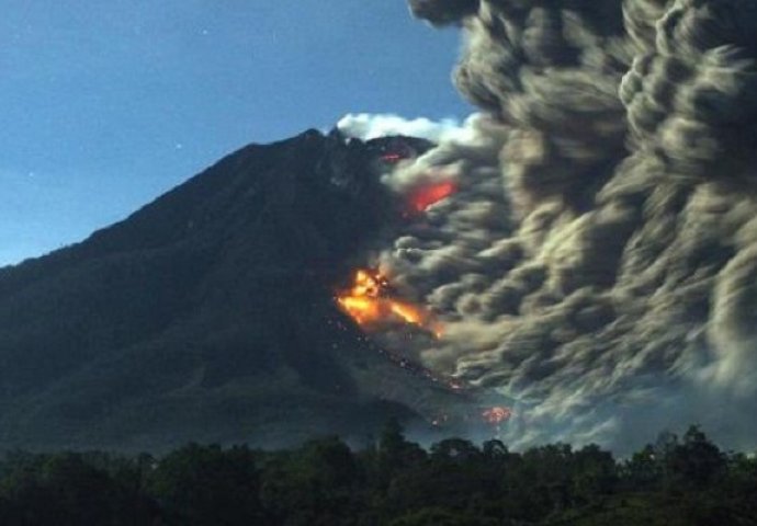  Mještani mirno posmatraju kako vulkan Sinabung izbacuje lavu