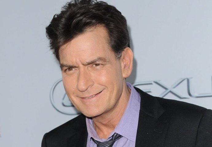 Strmoglavi pad: Charlie Sheen plaćao i do 30.000 dolara porno zvijezdama na noć