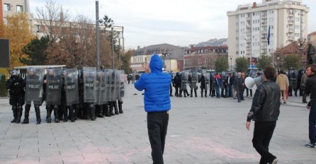  Traje protest u Prištini: Povrijeđena četvorica policajaca, uhapšeno 13 demonstranata