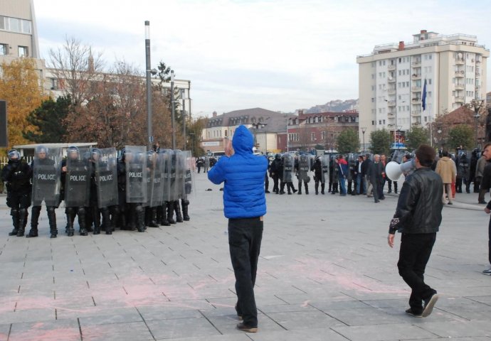  Traje protest u Prištini: Povrijeđena četvorica policajaca, uhapšeno 13 demonstranata