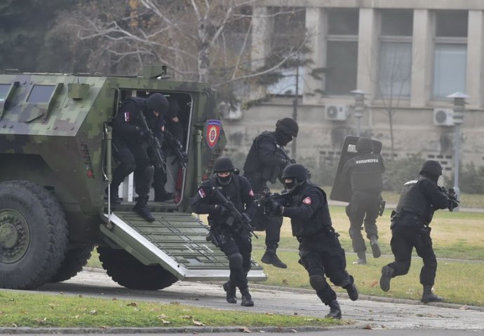 Teroristi upali u Palatu Srbije: Rafalna paljba odjekivala Beogradom (FOTO/VIDEO)