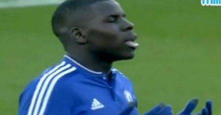 Francuz na sred terena učio Fatihu: Ovako je stadion reagovao (VIDEO)