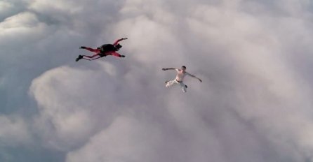 (VIDEO) USPIO NEMOGUĆE: Skočio iz balona bez padobrana, a onda se i sigurno spustio na tlo