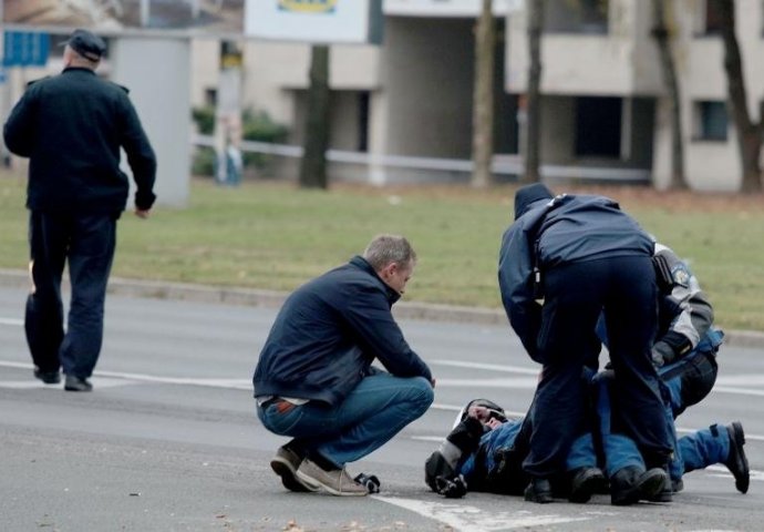 Policajac pao s motora prije prolaska Bidena, američki snajperisti raspoređeni po Zagrebu 