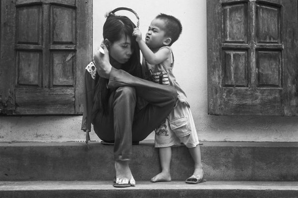 after-the-war-vietnamese-girl-born-without-arms-lives-normal-life-and-takes-care-of-her-nephew-6-880-1