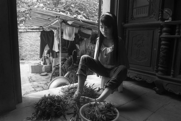 after-the-war-vietnamese-girl-born-without-arms-lives-normal-life-and-takes-care-of-her-nephew-7-880