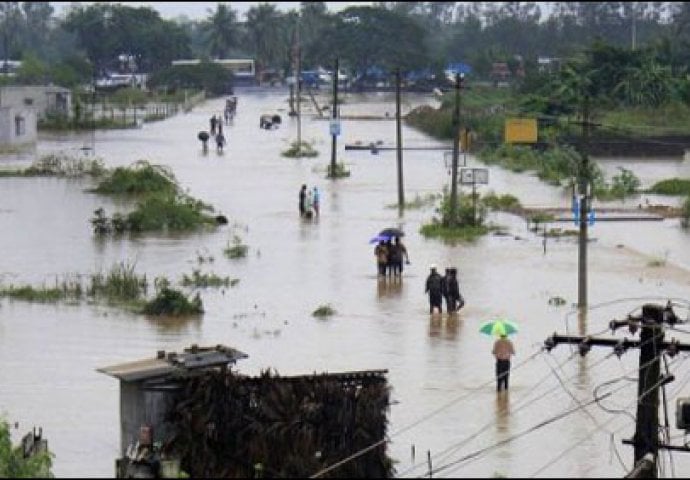 Poplave u Indoneziji: Evakuisano najmanje 12 hiljada ljudi, hiljade kuća pod vodom