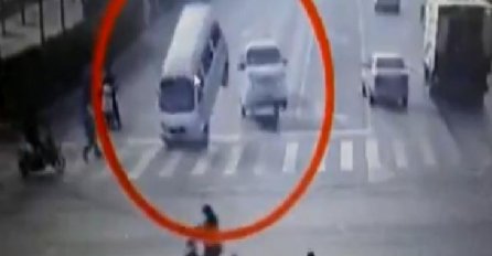 Neshvatljiva nesreća na raskršću: Misteriozna sila pobacala aute (VIDEO) 