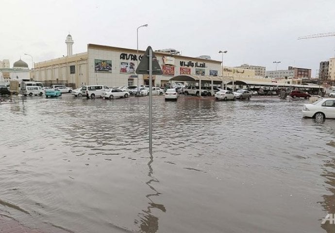 Poslije šteta izazvanih kišom: Katar "građevinarima" zabranio izlazak iz zemlje