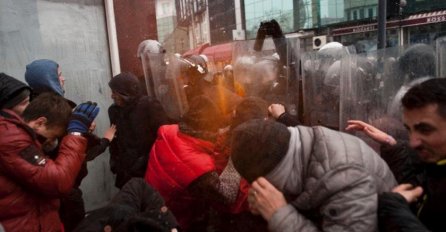 Dramatični protesti na Kosovu zbog sporazuma o normalizaciji odnosa sa Srbijom