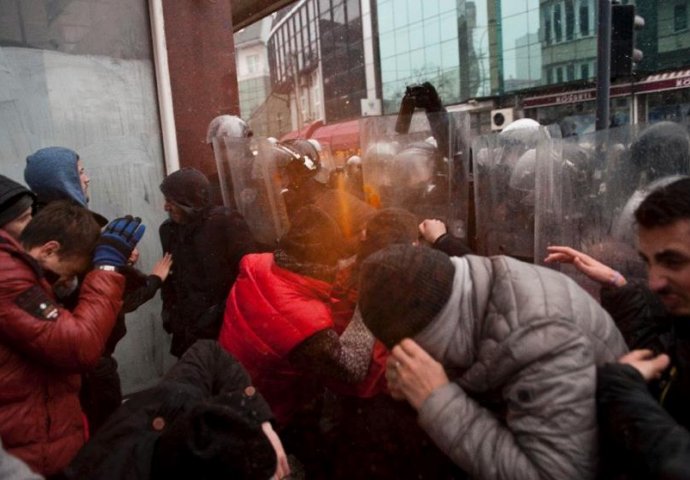 Dramatični protesti na Kosovu zbog sporazuma o normalizaciji odnosa sa Srbijom