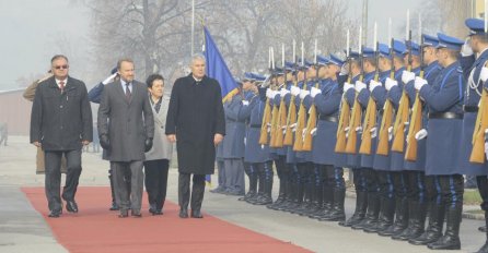 Postrojavanjem vojnika, dodjelom nagrada i vojnom vježbom obilježen Dan Oružanih snaga BiH