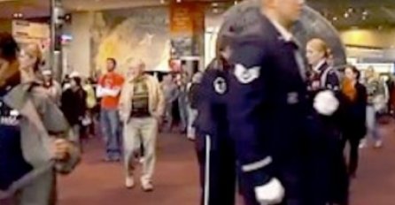 Ona je skinula svoju jaknu i šokirala sve prolaznike: Ovome se nisu nadali (VIDEO) 
