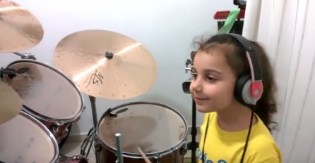 Ona ima samo 5 godina, a način na koji svira ostavit će vas bez teksta (VIDEO) 