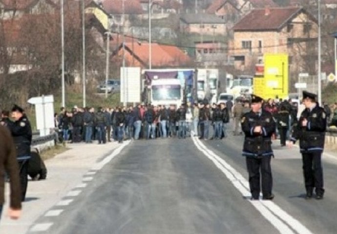 Radnici kompanije "Krivaja Mobel" iz Zavidovića odblokirali su magistralni put M-17 Zenica - Doboj