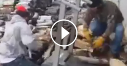 Bitno je da su se snašli: Ovakvo "unošenje" drva u kuću još niste vidjeli (VIDEO) 