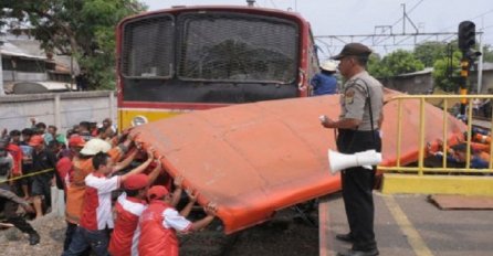 Sudar autobusa i voza u Jakarti, poginulo 16, povrijeđeno 10 osoba