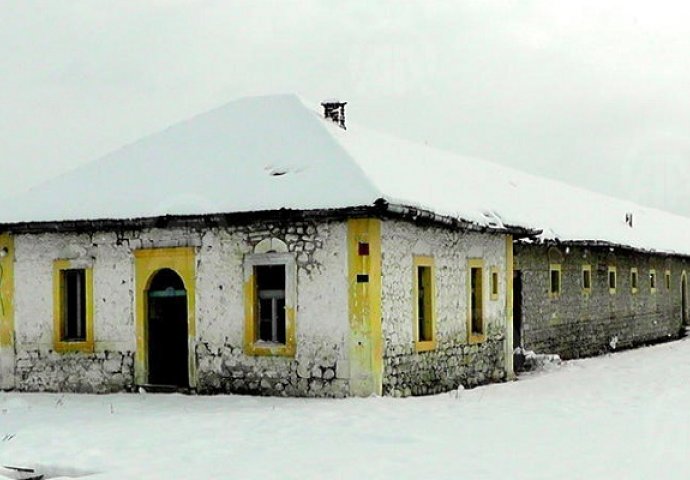 Starim turskim kasarnama u Sjenici prijeti urušavanje