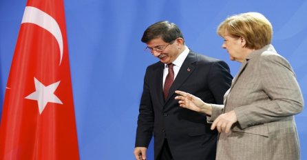 Davutoglu i Merkel telefonski razgovarali o izbjegličkoj i krizi u Siriji