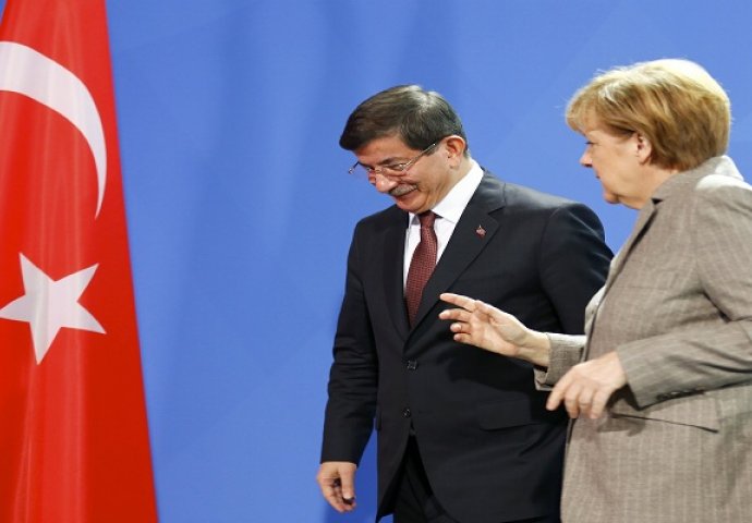 Davutoglu i Merkel telefonski razgovarali o izbjegličkoj i krizi u Siriji