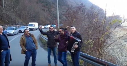 Kolona na putu Jablanica-Prozor: Putnici harmonikom i pjesmom kratili čekanje