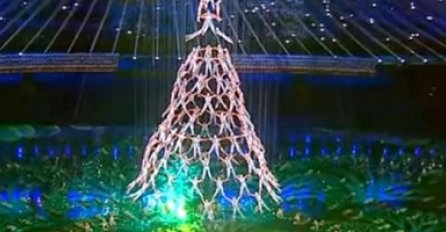 Grupa ljudi je najprije formirala jelku, njihov sljedeći potez ostavio je sve bez teksta (VIDEO) 