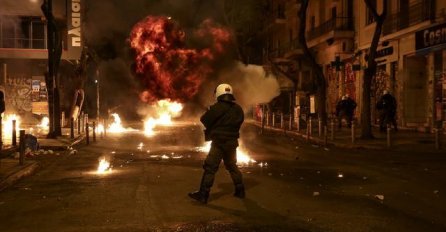 Haos na ulicama Atine: Policija bacila šok bombe na demonstrante (VIDEO) 