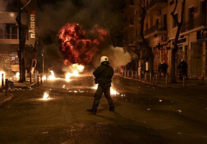 Haos na ulicama Atine: Policija bacila šok bombe na demonstrante (VIDEO) 