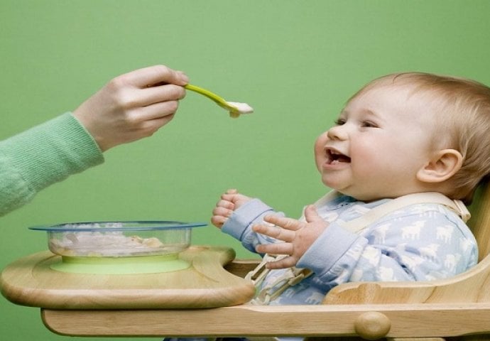   Roditelji, evo kada možete početi hraniti bebu čvrstom hranom