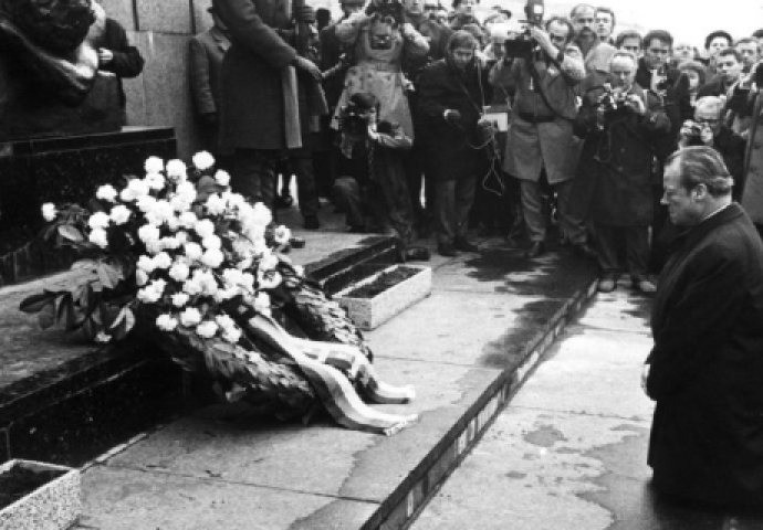 Na današnji dan 1970. godine: Njemački kancelar Willy Brandt kleknuo u počast žrtvama