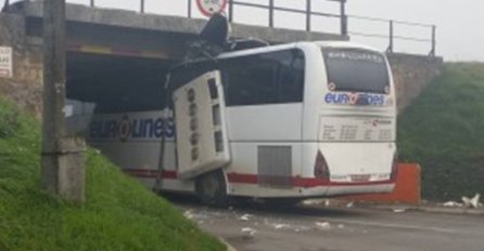 Neobična saobraćajna nesreća: Autobus se zaglavio ispod podvožnjaka