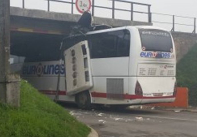 Neobična saobraćajna nesreća: Autobus se zaglavio ispod podvožnjaka