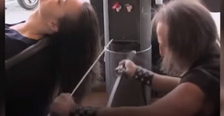 Samo najhrabriji idu kod ovog frizera: Umjesto makaza koristi mačeve i vatru (VIDEO) 