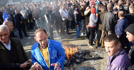 Kamenicama i suzavcima gađali zgradu Vlade, palili transparente sa likom Edija Rame