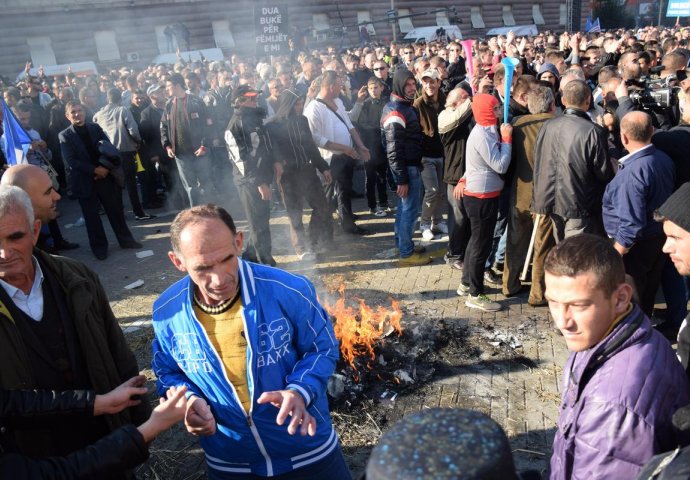 Kamenicama i suzavcima gađali zgradu Vlade, palili transparente sa likom Edija Rame