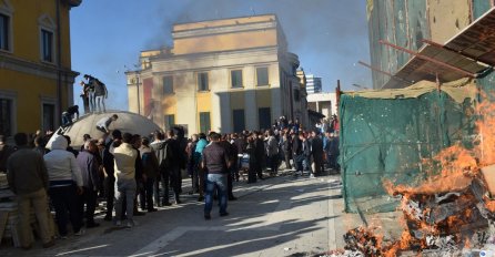 Napeto u Tirani: Demonstranti zapalili simbolični bunker ispred zgrade MUP-a Albanije