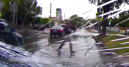 (VIDEO) Pao je na asfalt nakon udarca automobila, a onda otrčao kao da se ništa nije dogodilo