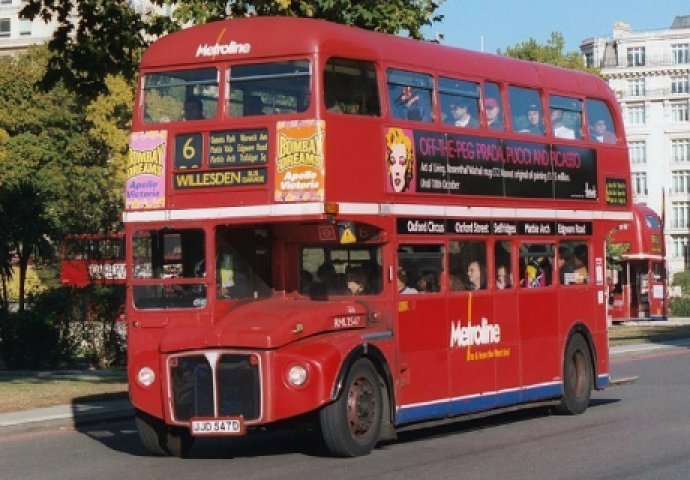 Posljednja vožnja londonskih "Routemaster" double-decker autobusa