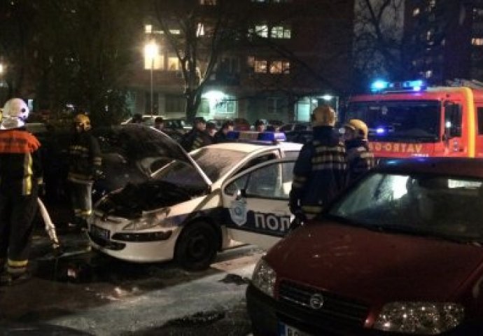 Izgorio policijski automobil u Novom Beogradu