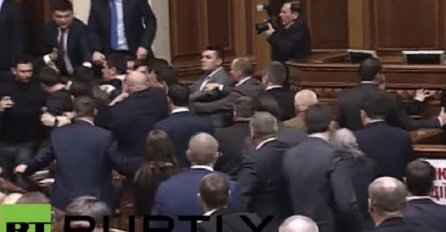 TUČA U PARLAMENTU: Sijevale pesnice u borbi poslanika (VIDEO)