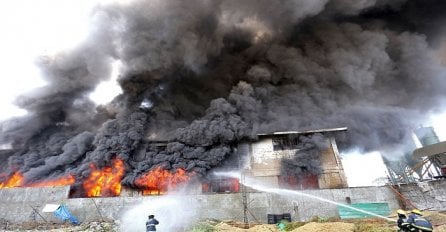 U požaru smrtno stradalo devet osoba, izgorjelo 50 kuća