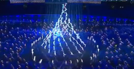 Postavljanje novih granica: Kinezi napravili jelku od ljudi (VIDEO) 